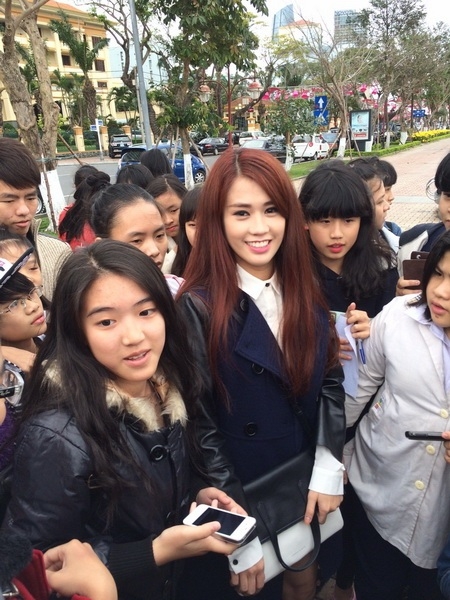 Ngọc Thảo “bị” hàng trăm fans Đà Nẵng vây kín